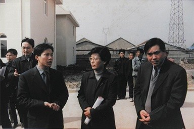 2001年2月20日，时任国家环保局副局长汪纪戎一行视察公司