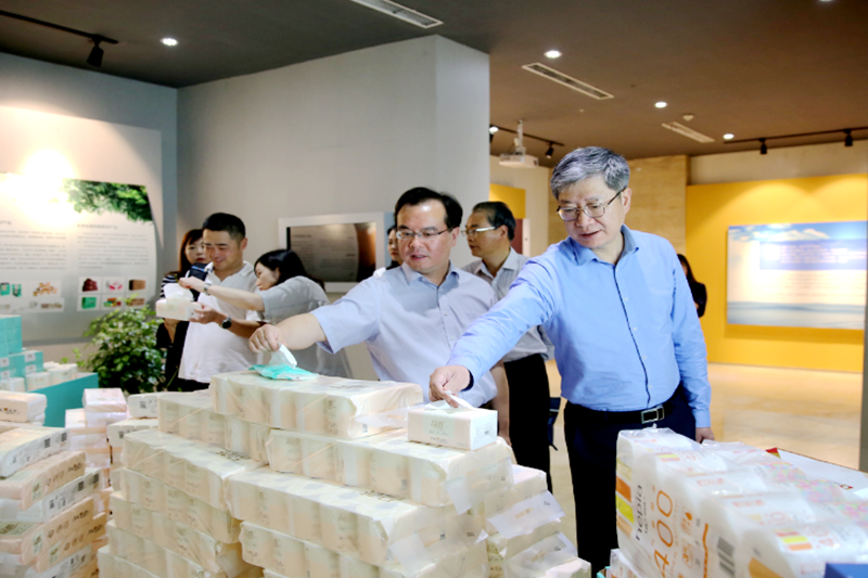 2019年 5月22日，时任浙江省社会组织综合党委专职副书记、省民政厅社会组织管理局局长蔡国华莅临金彩汇官网纸业调研企业发展情况和党建工作