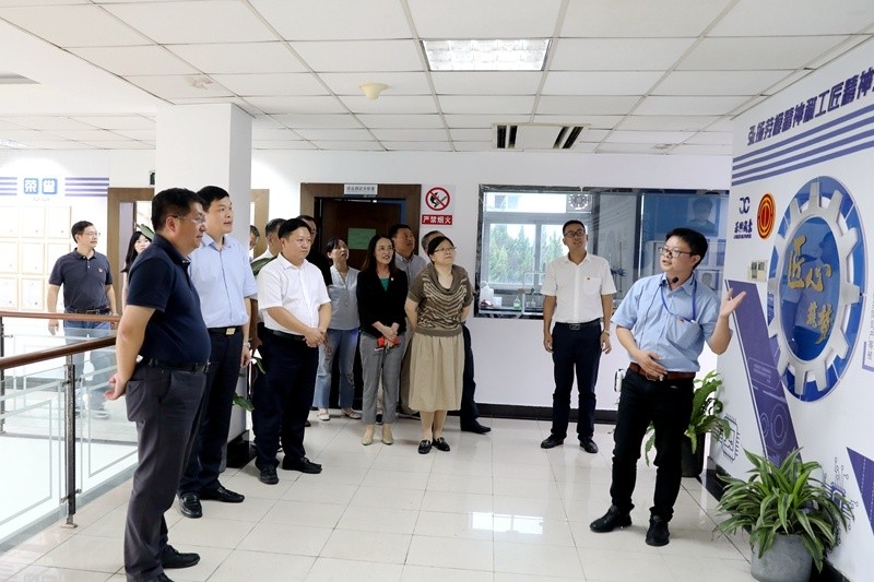 2020年7月29日，时任浙江省政协常委、社法委副主任、省总工会副主席、一级巡视员董建伟莅临金彩汇官网纸业调研新时代工匠培育工作