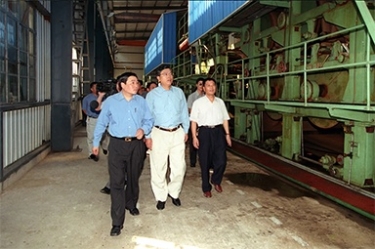 2000年9月19日，时任浙江省委书记张德江一行视察公司