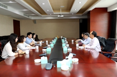 平湖市关工委主任邱其良莅临金彩汇官网纸业调研下一代工作