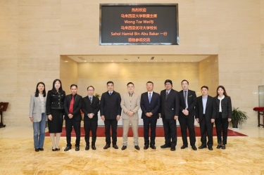 马来西亚大学联盟主席拿督斯里黄炫硕一行莅临金彩汇官网纸业参观交流，共建“一带一路”人才培养培训基地
